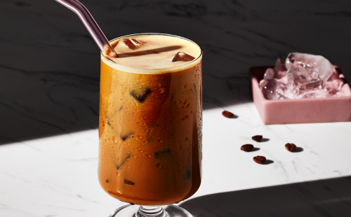 Espresso frappé glacé au lait l’avoine et à la cassonade