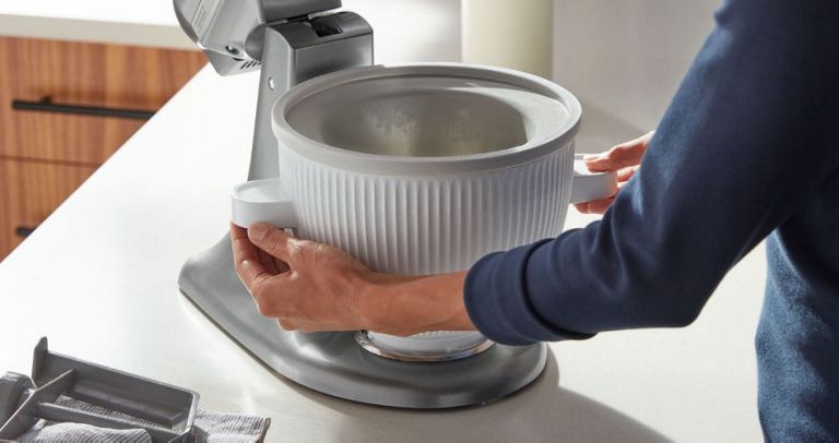 L'accessoire sorbetière est ajouté à un batteur sur socle KitchenAid pour faire de la crème glacée.