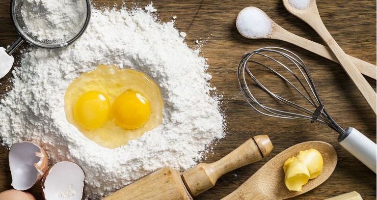 Ingrédients et accessoires pour faire des raviolis.