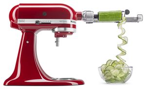 Coupez les légumes en spirale avec les accessoires pour batteur sur socle KitchenAid®.